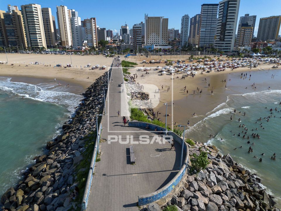 Vista de drone de edifícios na Praia Meireles à esquerda e Iracema à direita- Espigão da João Cordeiro av