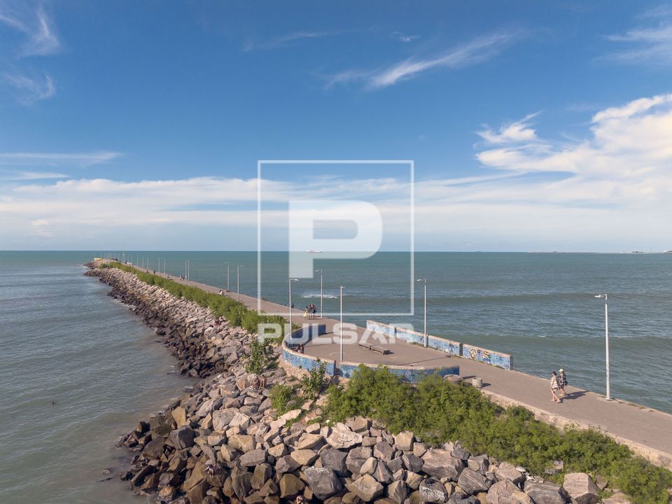 Vista de drone do Espigão da João Cordeiro avançando sobre o mar