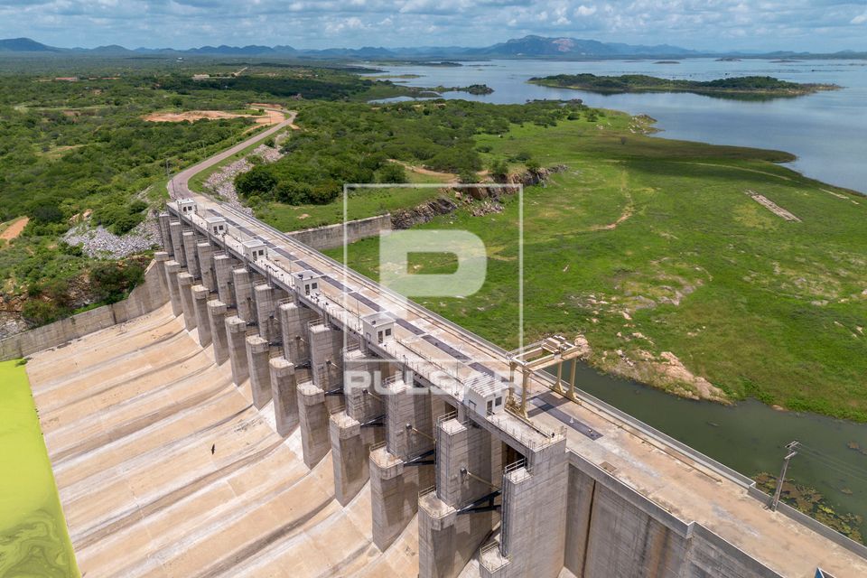 Vista de drone do barramento e vertedouro do açude Castanhão no período da seca