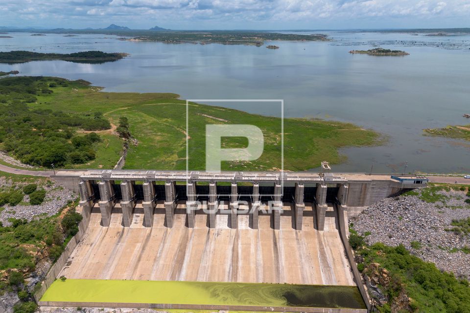 Vista de drone do barramento e vertedouro do açude Castanhão no período da seca