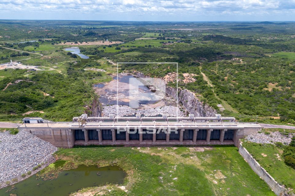 Vista de drone do vertedouro do açude Castanhão no período da seca e Rio Jaguaribe no fundo