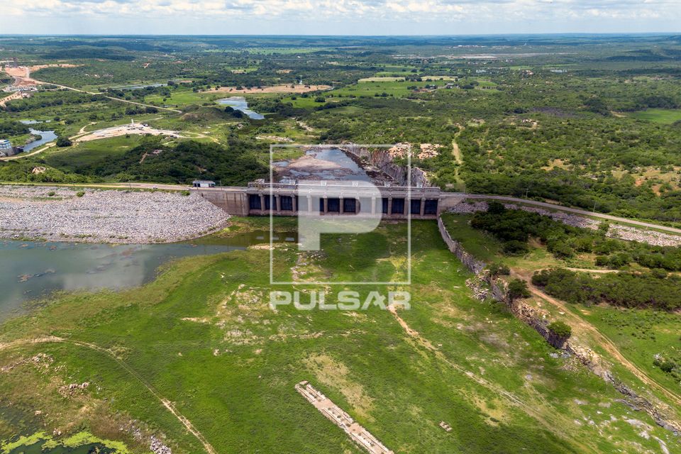 Vista de drone do vertedouro do açude Castanhão no período da seca e Rio Jaguaribe no fundo