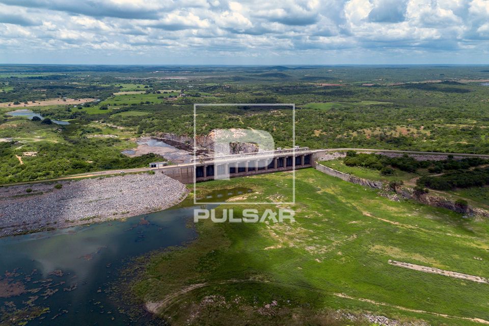 Vista de drone do vertedouro do açude Castanhão no período da seca e Rio Jaguaribe no fundo