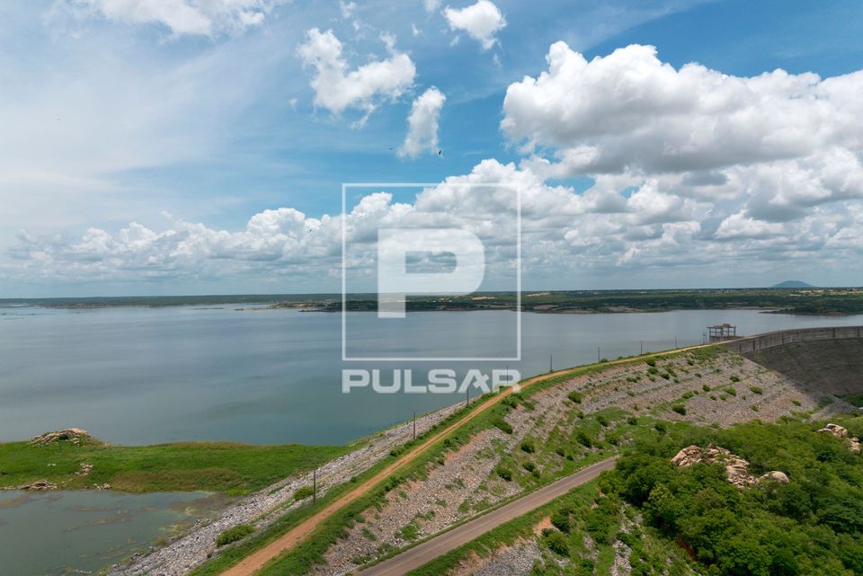 Vista de drone do barramento do açude Castanhão no período da seca