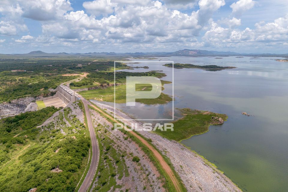 Vista de drone do barramento e vertedouro do açude Castanhão no período da seca