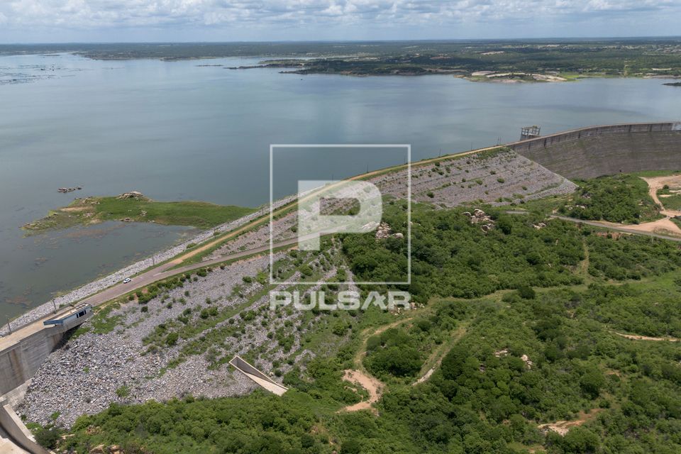 Vista de drone do barramento do açude Castanhão no período da seca