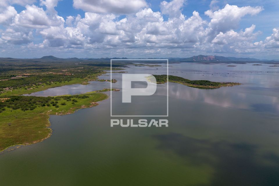 Vista de drone do açude Castanhão no período da seca