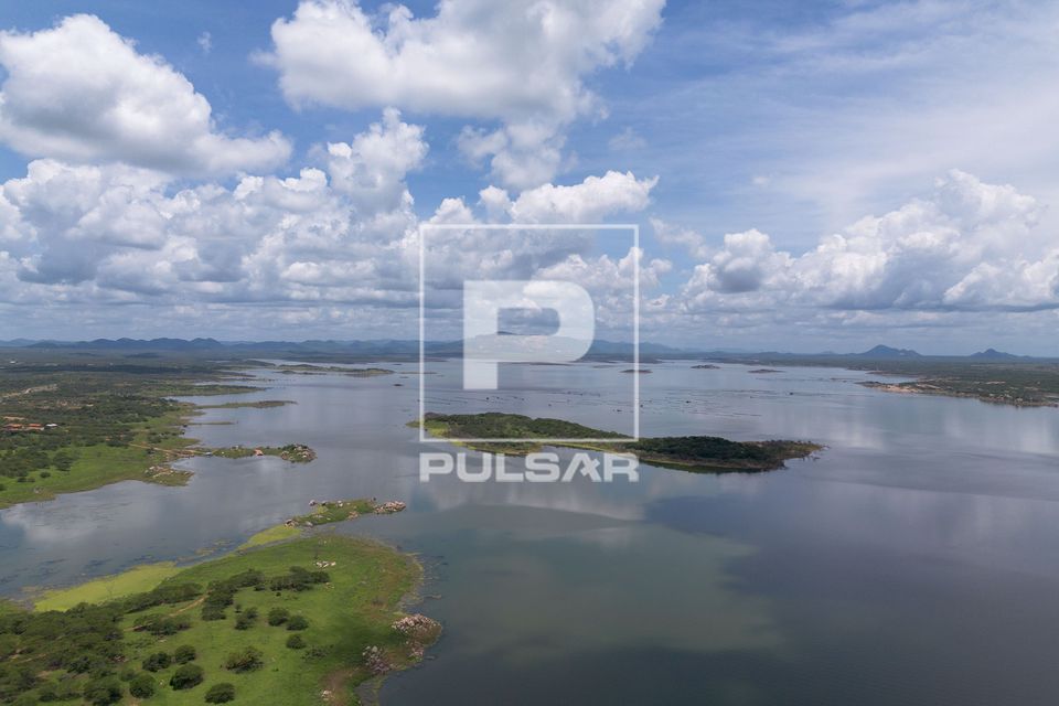 Vista de drone do açude Castanhão no período da seca