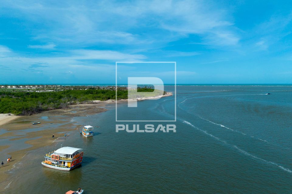 Vista de drone de barcos de passeio na foz do Rio Jaguaribe