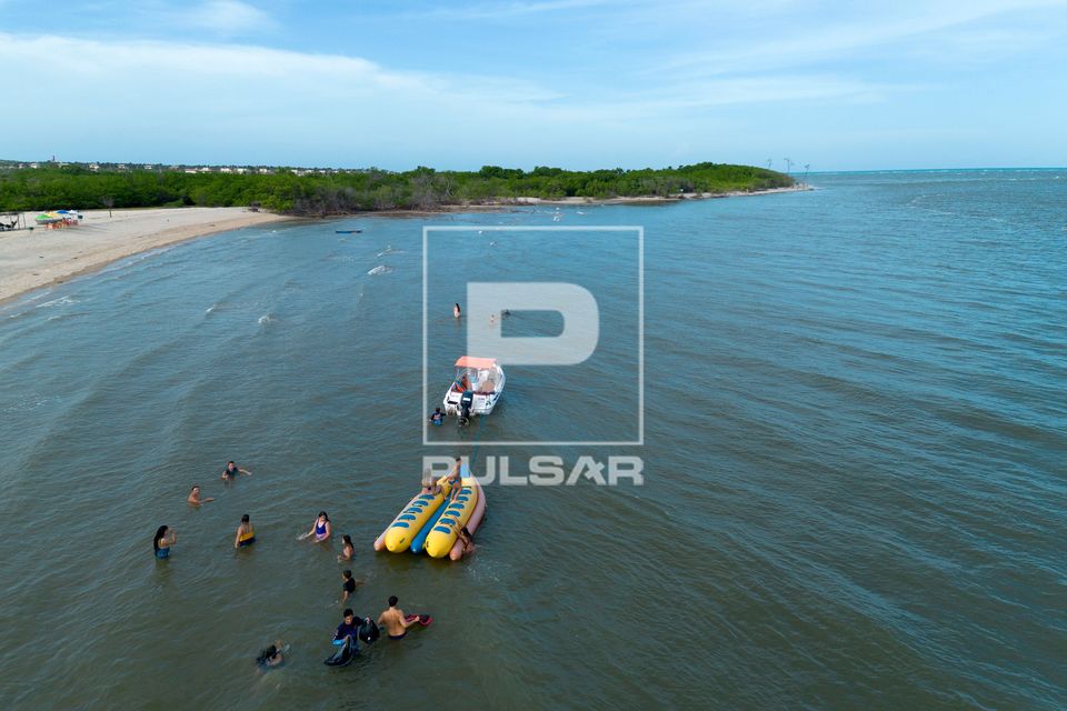Vista de drone de banhistas e barcos de passeio na foz do Rio Jaguaribe