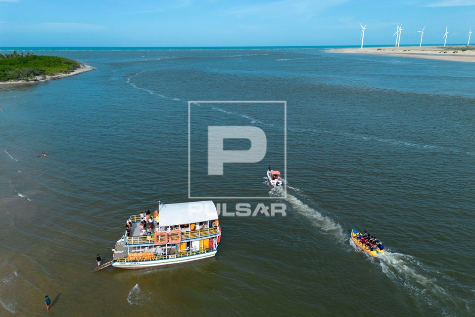 Vista de drone de barcos de passeio na foz do Rio Jaguaribe