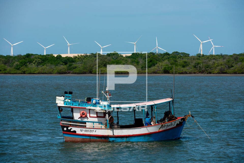 Aerogeradores do Complexo Eólico Fortim e barco de pesca na Praia Canto da Barra - foz do Rio Jaguaribe