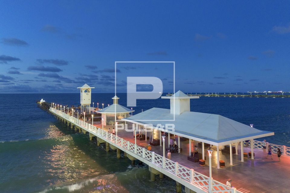 Vista de drone da Ponte dos Ingleses ou Ponte Metálica ao anoitecer- Praia de Iracema