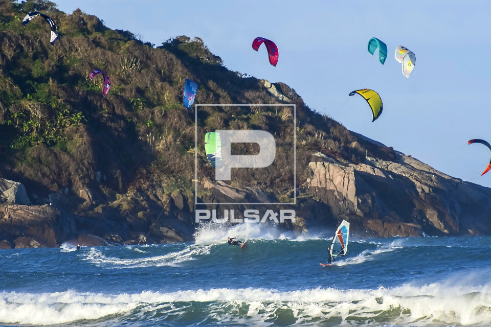 Praticantes de Windsurf e Kitesurf na praia de Ibiraquera - 