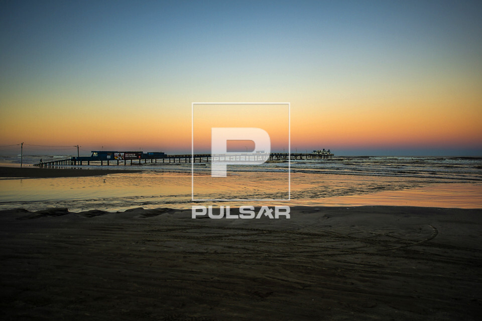 Paisagem do nascer do sol na plataforma marítima da praia Atlântida - 