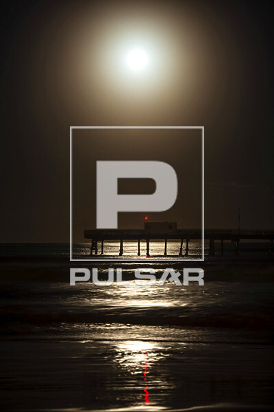 Reflexo da lua ao nascer na plataforma marítima da praia Atlântida - 