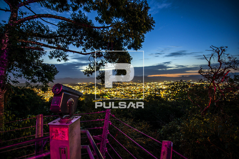Paisagem da cidade ao anoitecer a partir do mirante do morro da Boa Vista - 
