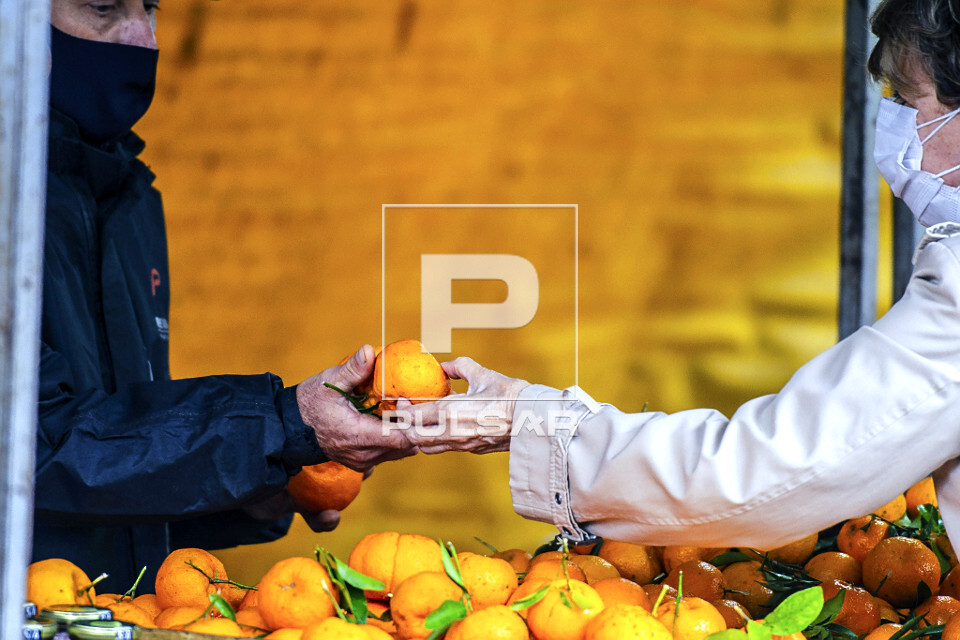 Consumidor em barraca de frutas orgânicas da Feira Ecológica da Auxiliadora - bairro Auxiliadora - 