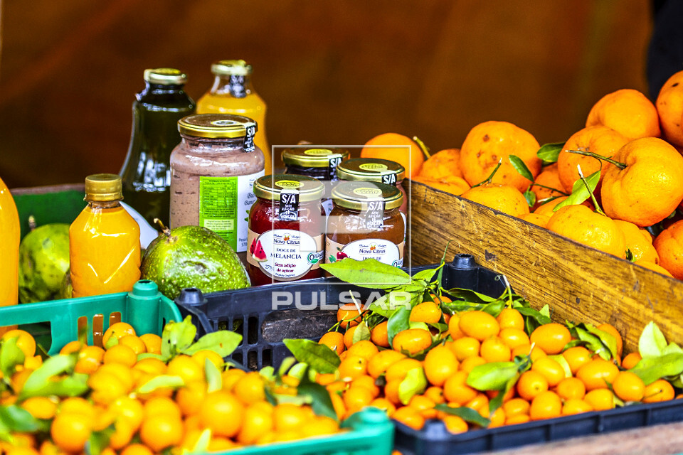 Detalhe de barraca de frutas , sucos e geleias orgânicas na Feira Ecológica da Auxiliadora - bairro Auxiliad