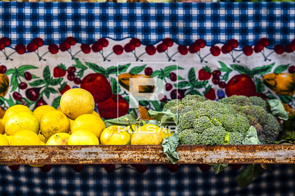 Detalhe de barraca com frutas e verduras orgânicas na Feira Ecológica da Auxiliadora - bairro Auxiliadora - 