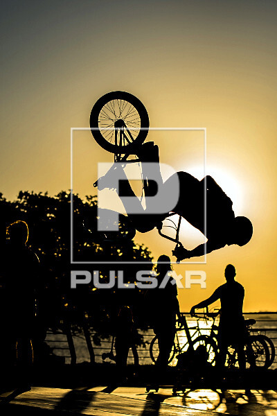 Pista de skate com o pôr do sol na orla do Guaíba - 