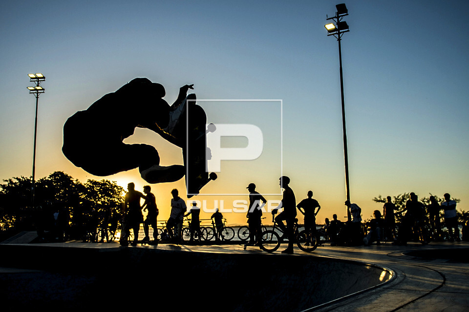 Pista de skate com o pôr do sol na orla do Guaíba - 