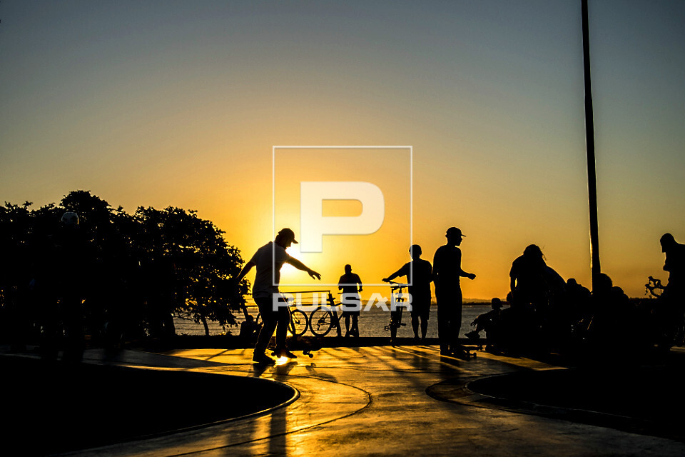 Pista de skate com o pôr do sol na orla do Guaíba - 