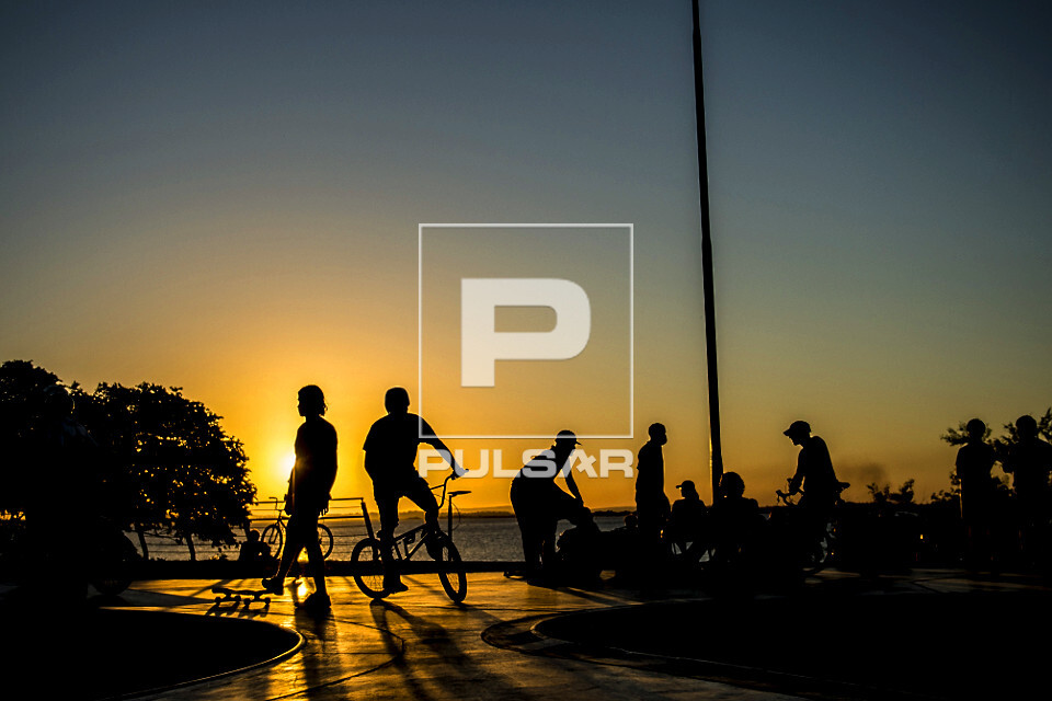 Pista de skate com o pôr do sol na orla do Guaíba - 