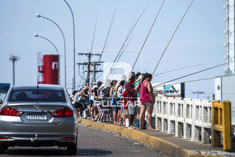 Pesca de vara na ponte sobre o rio Tramandaí