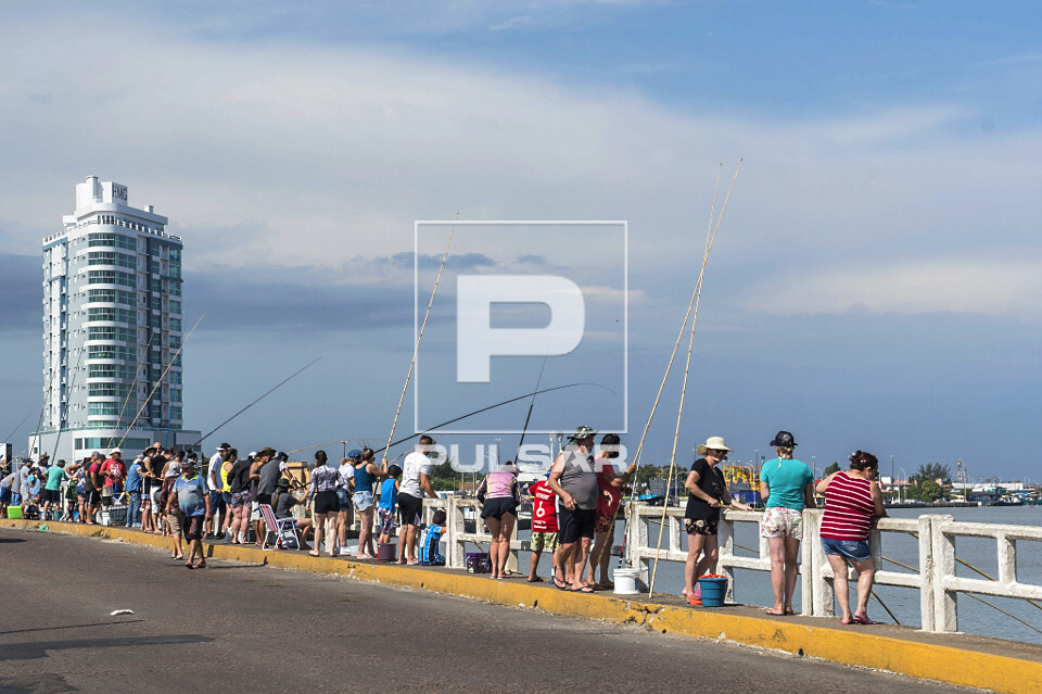 Pesca de vara na ponte Giuseppe Garibaldi sobre o rio Tramandaí