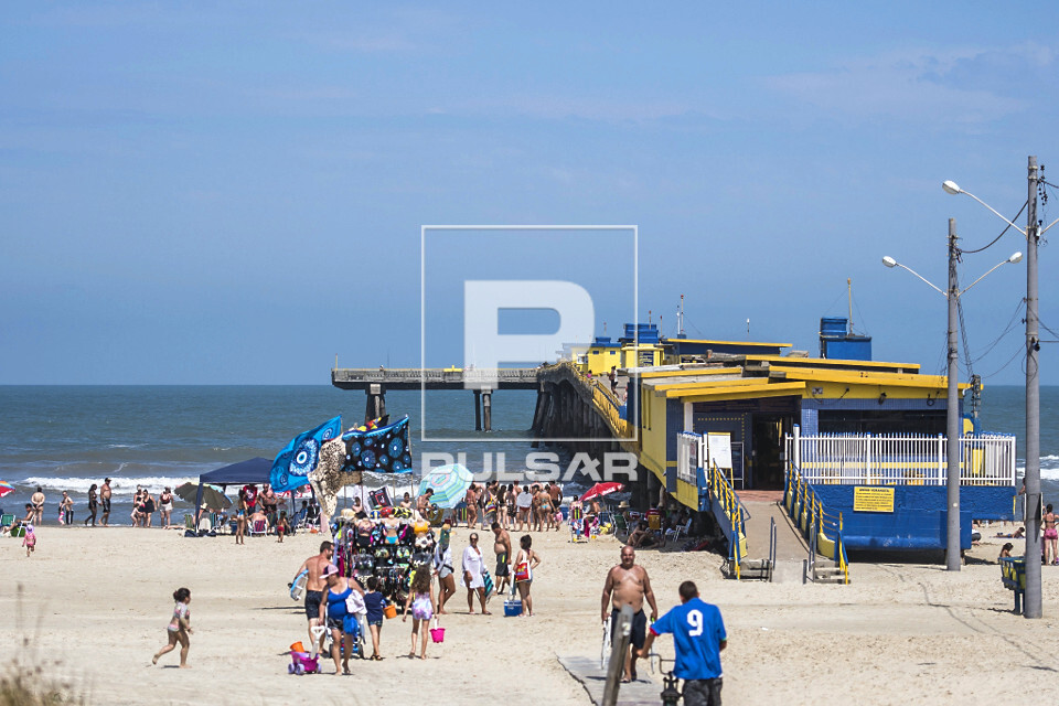Banhistas na praia de Tramandaí