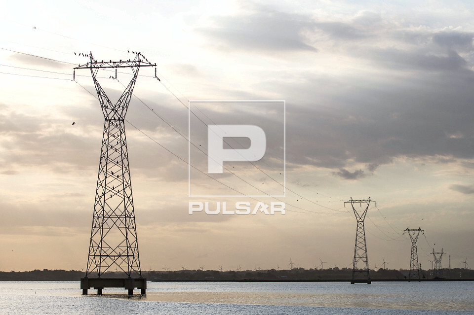 Linha de transmissão de energia elétrica sobre rio Tramandaí