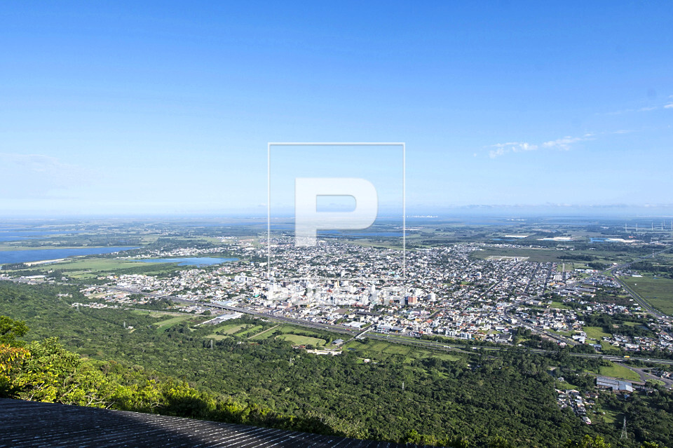 Vista de cima de faixa litorânea da cidade e complexo de lagoas a partir de mirante do morro da Borrússia