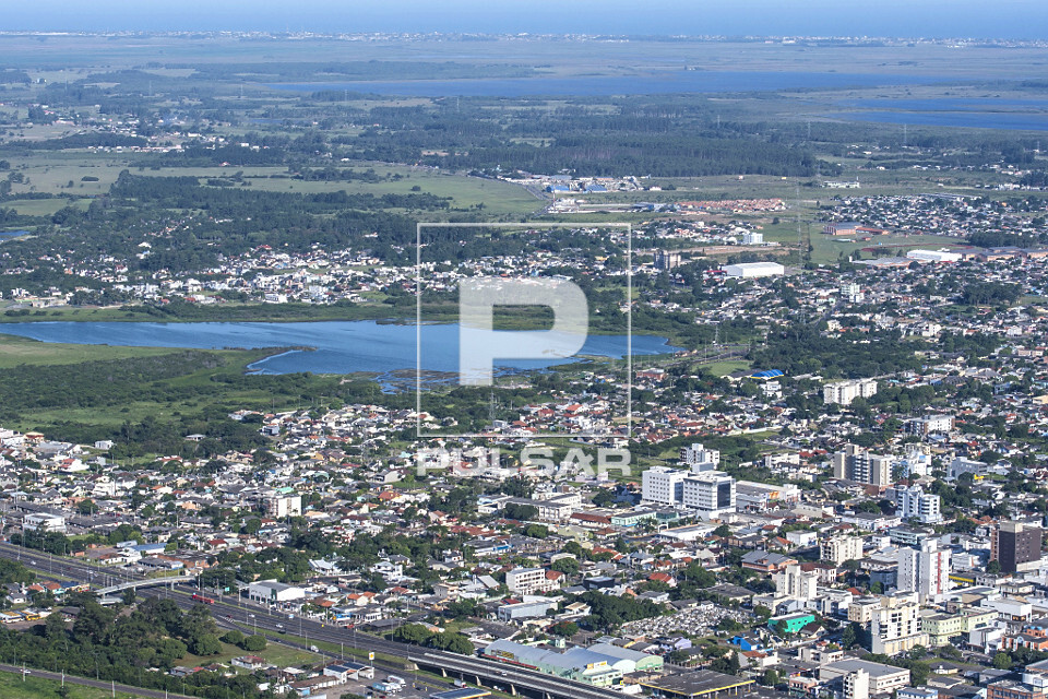 Vista de cima de formação de lagoas na faixa litorânea da cidade