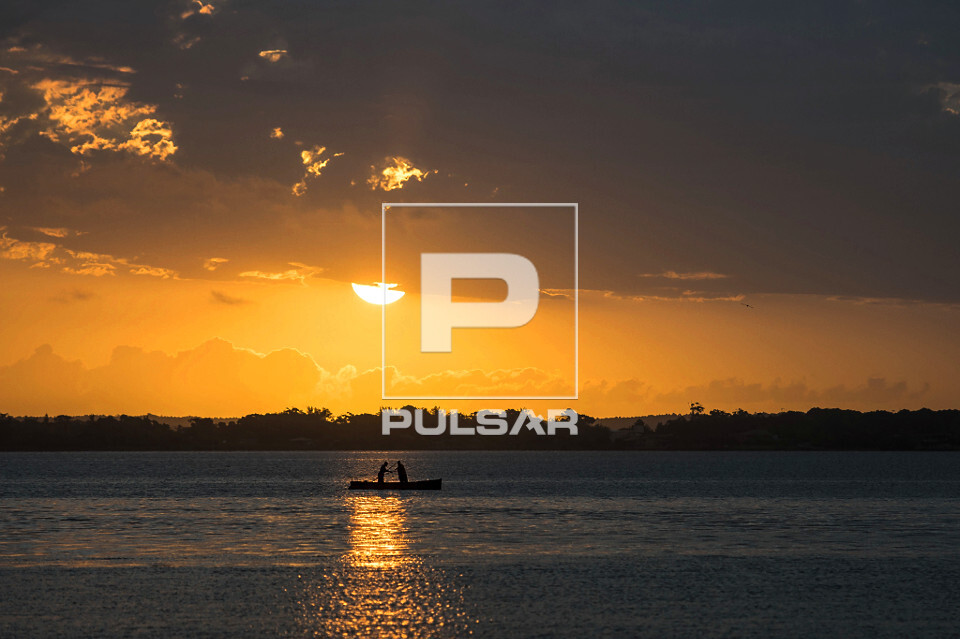 Paisagem do pôr do sol no rio Tramandaí