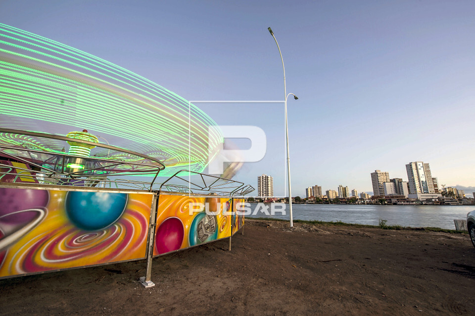 Parque de diversões na margem do rio Tramandaí