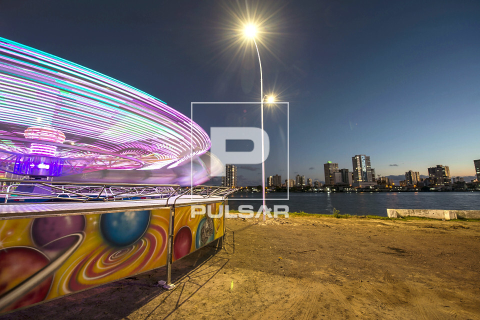 Parque de diversões ao anoitecer