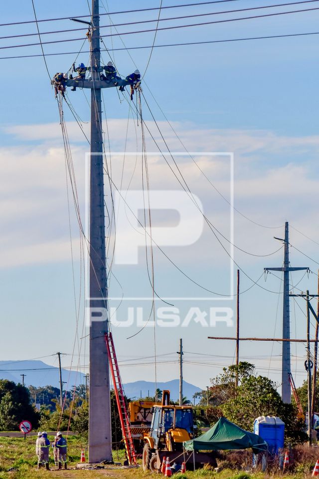 Trabalhadores em obra de expansão e modernização da infraestrutura elétrica e de telecomunicações