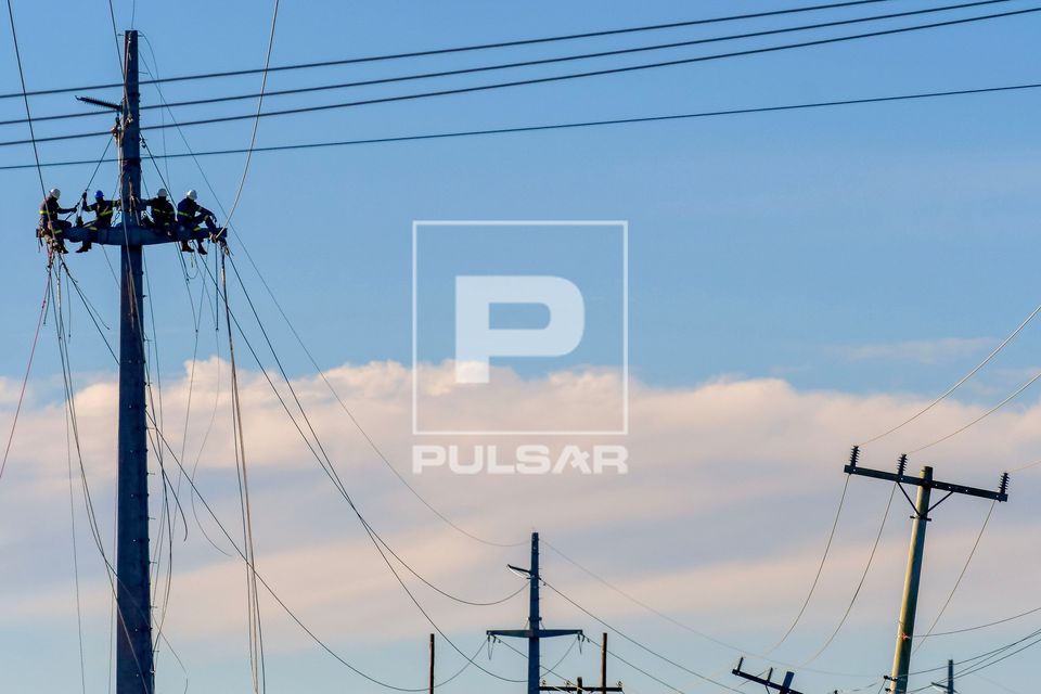 Trabalhadores em obra de expansão e modernização da infraestrutura elétrica e de telecomunicações