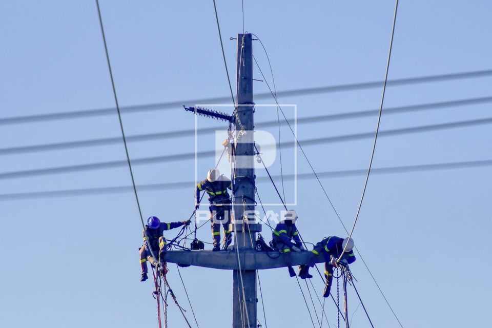 Trabalhadores em obra de expansão e modernização da infraestrutura elétrica e de telecomunicações