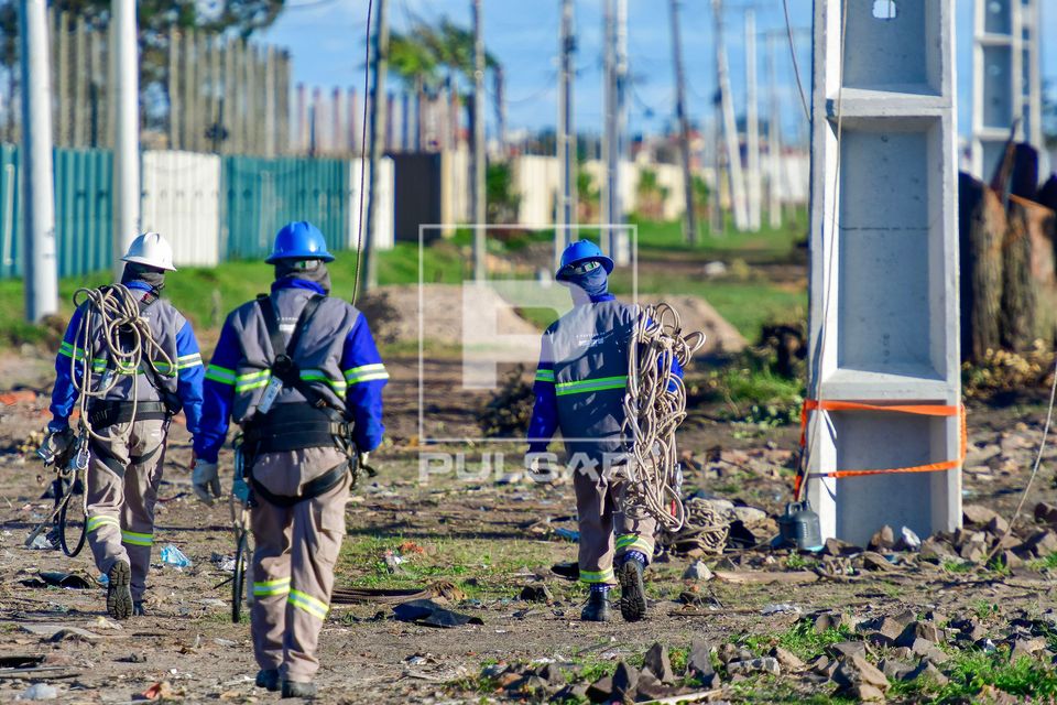 Trabalhadores em obra de expansão e modernização da infraestrutura elétrica e de telecomunicações