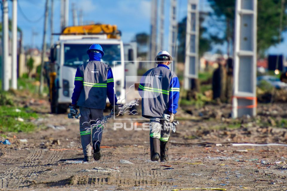 Trabalhadores em obra de expansão e modernização da infraestrutura elétrica e de telecomunicações