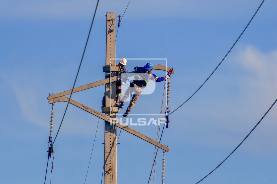 Trabalhadores em obra de expansão e modernização da infraestrutura elétrica e de telecomunicações