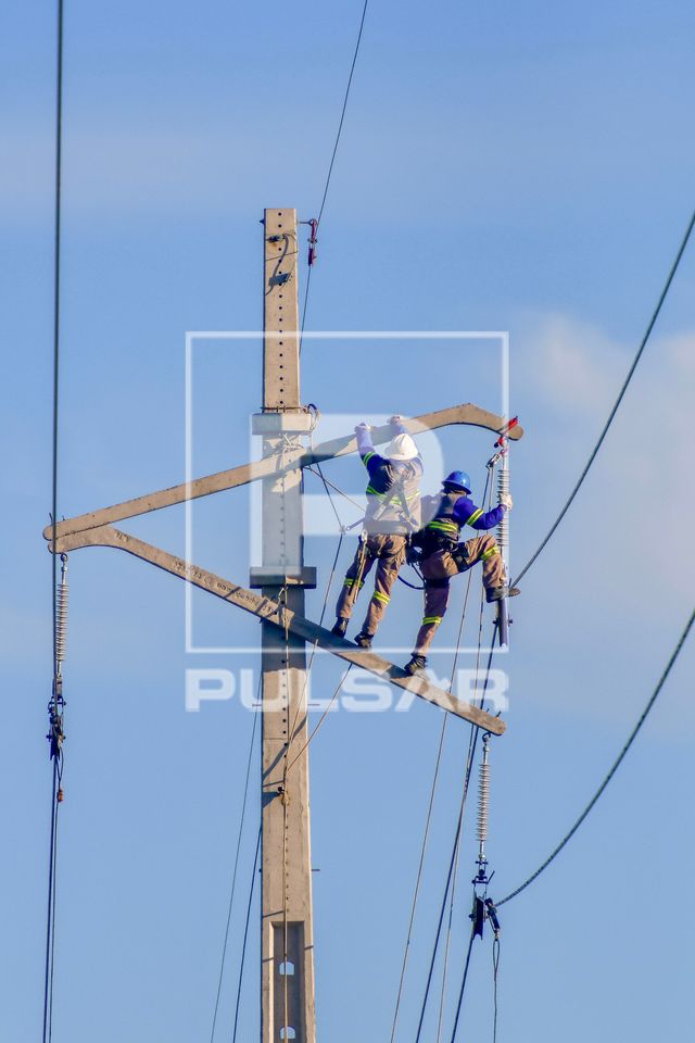 Trabalhadores em obra de expansão e modernização da infraestrutura elétrica e de telecomunicações
