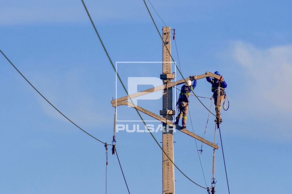 Trabalhadores em obra de expansão e modernização da infraestrutura elétrica e de telecomunicações