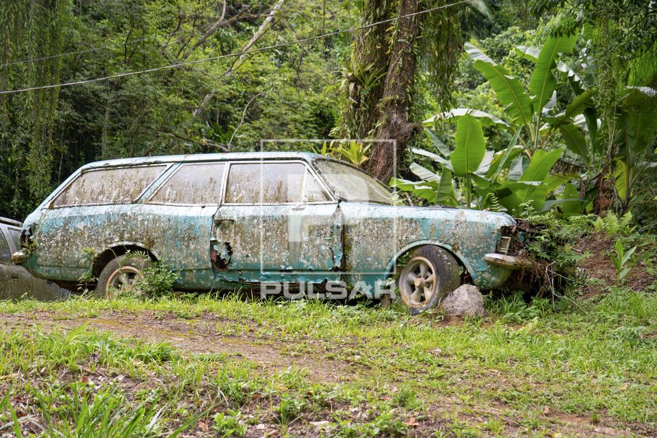 Veículo abandonado às margens da rodovia Rio Santos