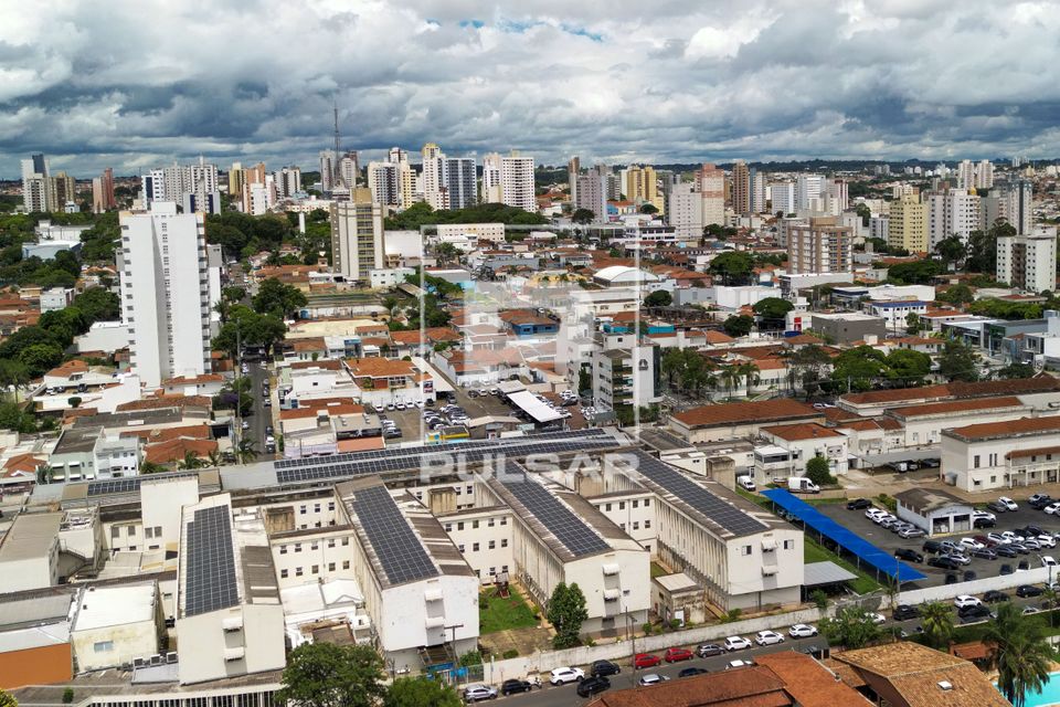 Vista de drone de placas fotovoltaicas no telhado da Santa Casa de São Carlos.