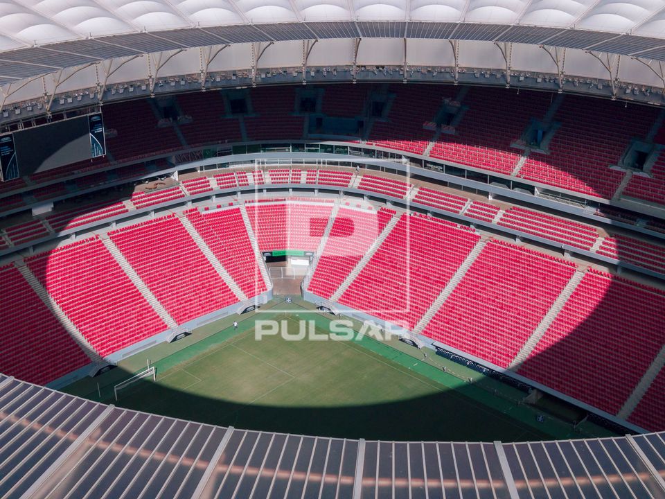 Arquibancadas do Estádio Nacional de Brasília Mané Garrincha marcadas por recorte de sombras