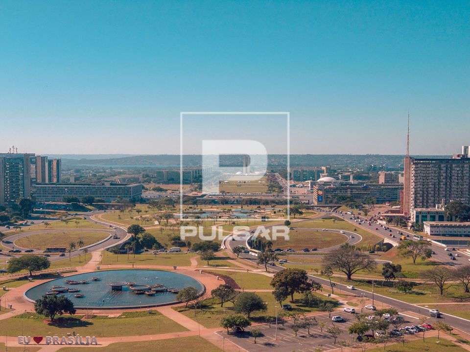 Vista de drone do Eixo Monumental com destaque Congresso Nacional ao fundo