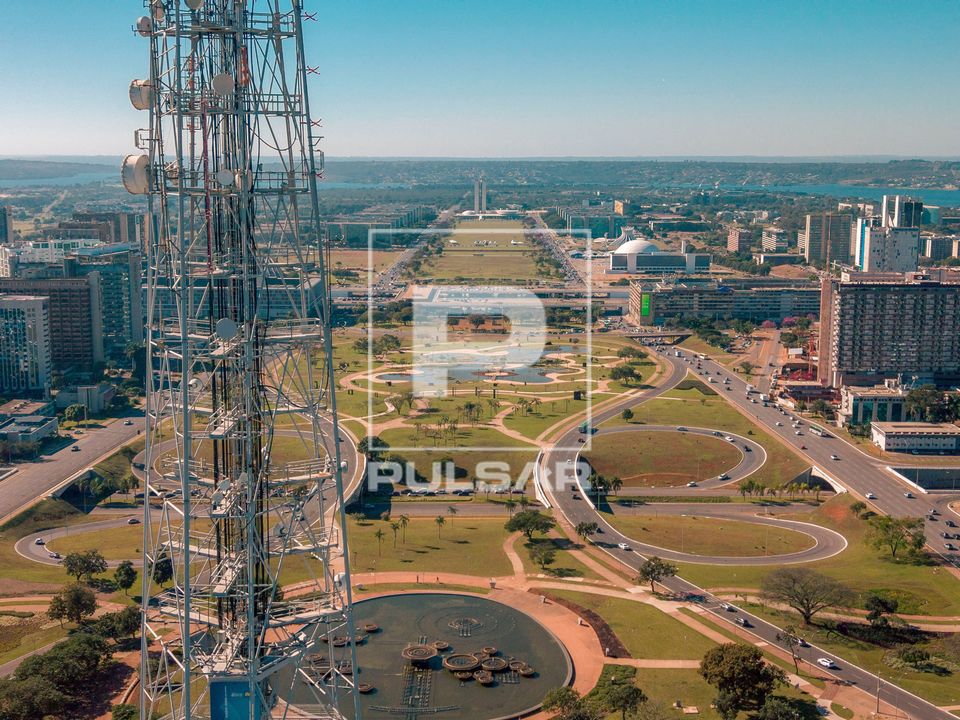 Eixo Monumental com Torre de TV - Lúcio Costa - fontes d'água - Burle Marx - e edifícios de Oscar Niemeyer 